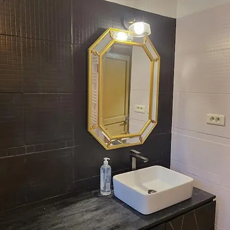 Apartment Large Aircon Balcony Grand Buffets 3 Bedrooms 1 Bath
