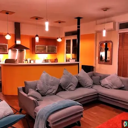 Apartment Large Aircon Balcony Grand Buffets 3 Bedrooms 1 Bath